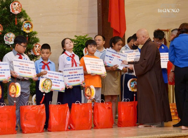 Thượng tọa Thích Nhật Thiện trao học bổng cho học sinh đặc biệt khó khăn tại đêm hội trung thu