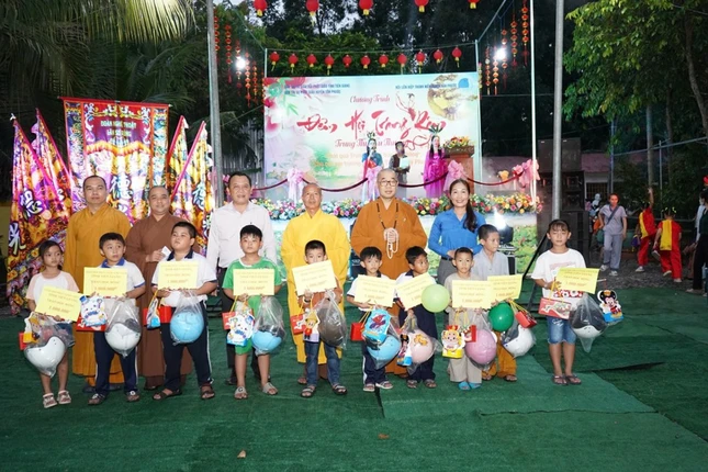 Trao học bổng cho học sinh