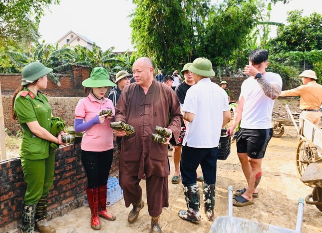 Bà con tỉnh Thái Nguyên dọn dẹp sau bão số 3