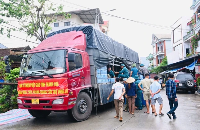 Xuống quà cứu trợ tại tỉnh Thanh Hóa