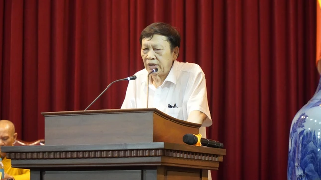 Giáo sư Lương Gia Tĩnh báo cáo tại buổi lễ Giáo sư Lương Gia Tĩnh báo cáo tại buổi lễ