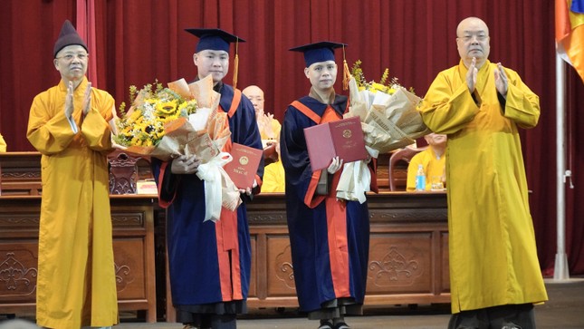 Hai Tăng sĩ nhận Bằng tốt nghiệp Thạc sĩ Phật học. Trưởng lão Hòa thượng Thích Thanh Nhiễu và Hòa thượng Thích Thanh Quyết tặng hoa chúc mừng