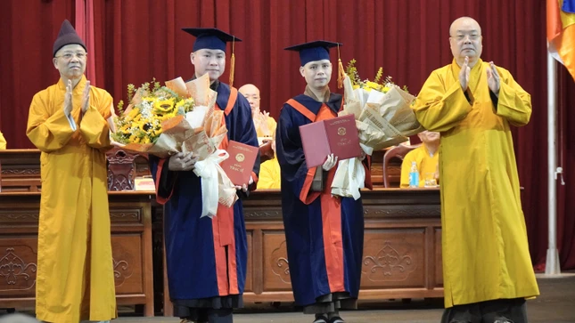 Hai Tăng sĩ nhận Bằng tốt nghiệp Thạc sĩ Phật học. Trưởng lão Hòa thượng Thích Thanh Nhiễu và Hòa thượng Thích Thanh Quyết tặng hoa chúc mừng Hai Tăng sĩ nhận Bằng tốt nghiệp Thạc sĩ Phật học. Trưởng lão Hòa thượng Thích Thanh Nhiễu và Hòa thượng Thích Thanh Quyết tặng hoa chúc mừng