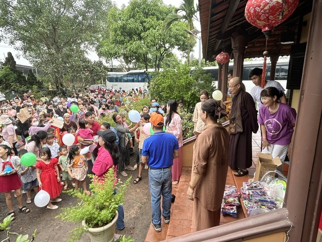 Tổ chức tặng 800 phần quà trung thu cho các em nhỏ tại chùa Tường Quang