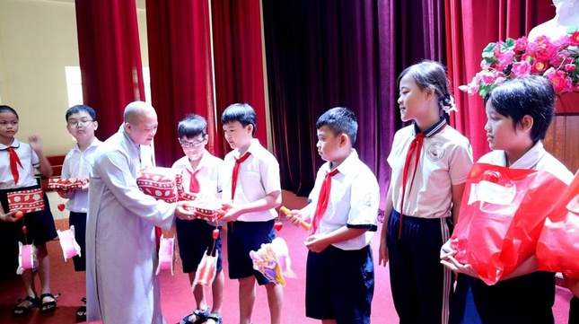 Sư cô Thích nữ Diệu Tâm đã tặng lồng đèn và nhiều phần quà đến các em thiếu nhi
