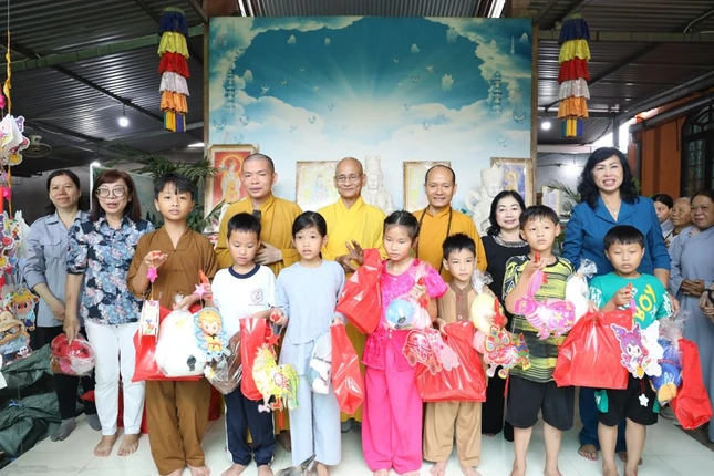 Trao quà trung thu đến các em nhỏ Trao quà trung thu đến các em nhỏ