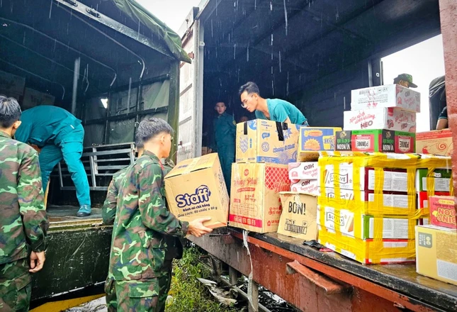 Nhanh chóng chuyển hàng tấn thực phẩm lên xe vận chuyển ra ga tàu - Ảnh: MTTQVN TP Nhanh chóng chuyển hàng tấn thực phẩm lên xe vận chuyển ra ga tàu - Ảnh: MTTQVN TP