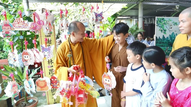 Động viên các em nhỏ tiếp thêm sức mạnh để các em bám trường, bám lớp Động viên các em nhỏ tiếp thêm sức mạnh để các em bám trường, bám lớp