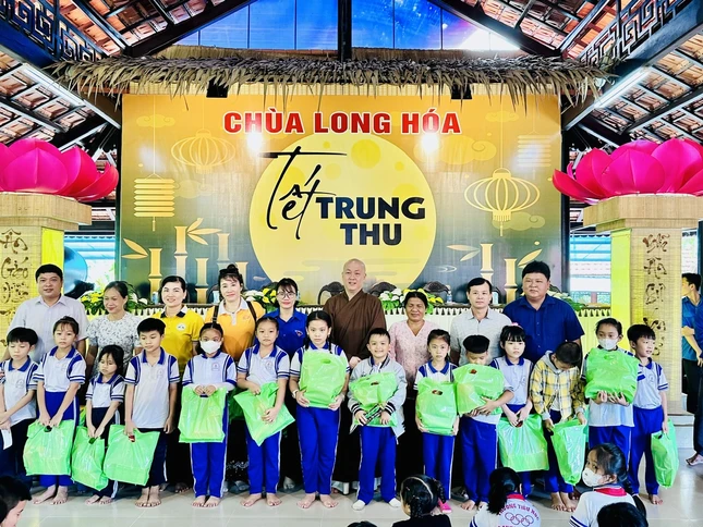 Trao quà tại chùa Long Hóa (H.Giồng Trôm) Trao quà tại chùa Long Hóa (H.Giồng Trôm)