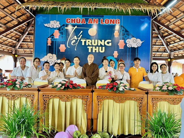 Trao quà cho các em học sinh tại chùa An Long