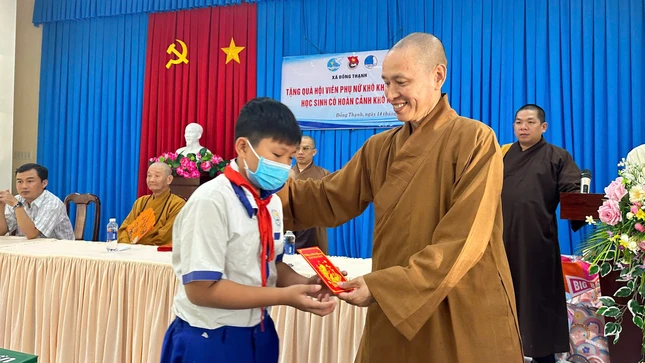 Thượng tọa Thích Minh Quang trao quà cho học sinh