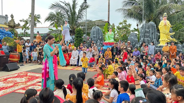 Chư Tăng tổ chức vui trung thu và trao 600 phần quà cho cá em thiếu nhi tại chùa Kim Thiền Chư Tăng tổ chức vui trung thu và trao 600 phần quà cho cá em thiếu nhi tại chùa Kim Thiền