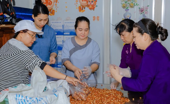 Phật tử chùa Minh Đức làm muối đậu
