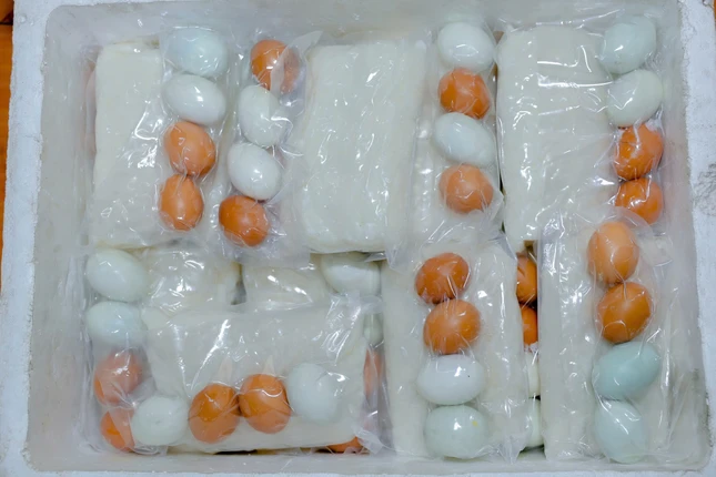 Phần cơm, trứng luộc hút chân không có thể dùng ngay và để dành trong nhiều ngày, cùng với muối đậu, muối sả, muối mè ăn tạm trong những ngày mưa lũ còn chia cắt