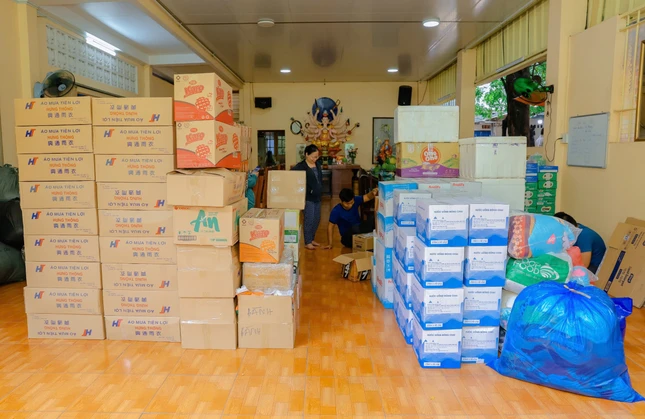 Những phần quà chùa chuẩn bị gồm nước uống, mì gói, cơm hút chân không và thức ăn có thể để nhiều ngày làm quà tặng đến bà con vùng lũ miền Bắc
