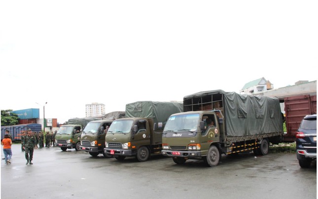Đoàn xe của Bộ Tư lệnh Thành phố chuyển hàng ra ga tàu hỏa - Ảnh: MTTQVN TP