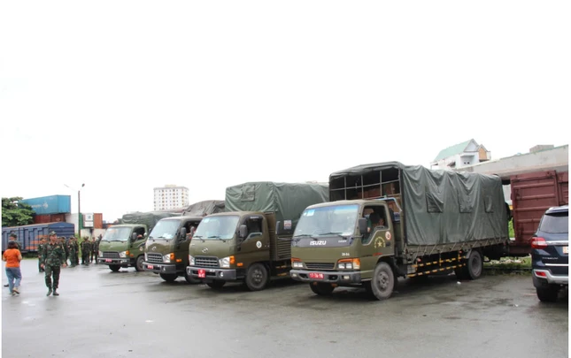 Đoàn xe của Bộ Tư lệnh Thành phố chuyển hàng ra ga tàu hỏa - Ảnh: MTTQVN TP Đoàn xe của Bộ Tư lệnh Thành phố chuyển hàng ra ga tàu hỏa - Ảnh: MTTQVN TP