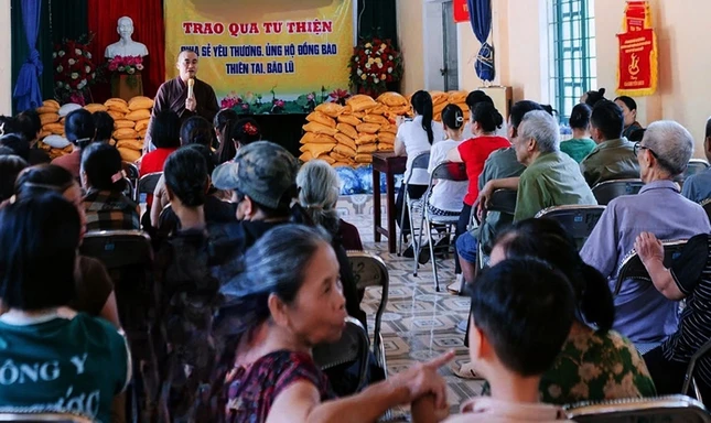 Đại đức Thích Chân Định động viên bà con vượt qua khó khăn