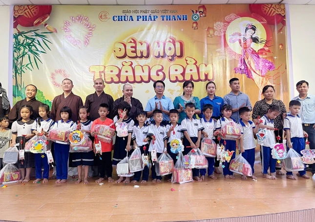 Ban Tổ chức trao quà cho các em học sinh