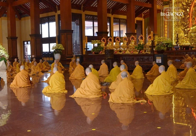 Mỗi kỳ Bố-tát cùng nhắc nhở nhau về giới pháp của hành giả xuất gia, nhằm nuôi lớn các thiện pháp, giới thân huệ mạng, phát triển Tăng đoàn, trang nghiêm Giáo hội