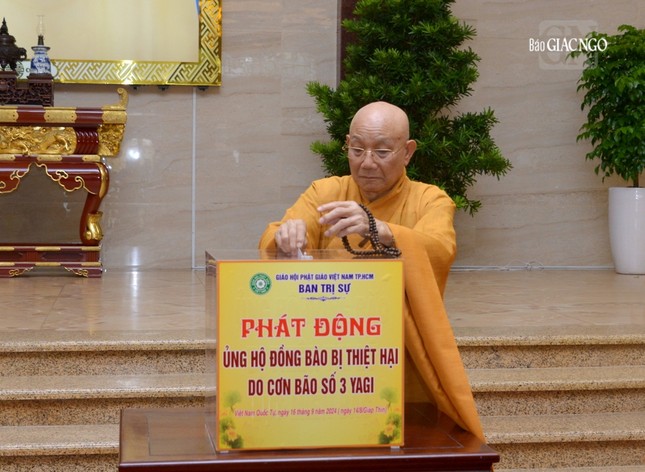 Trưởng lão Hòa thượng Thích Minh Thông đóng góp ủng hộ