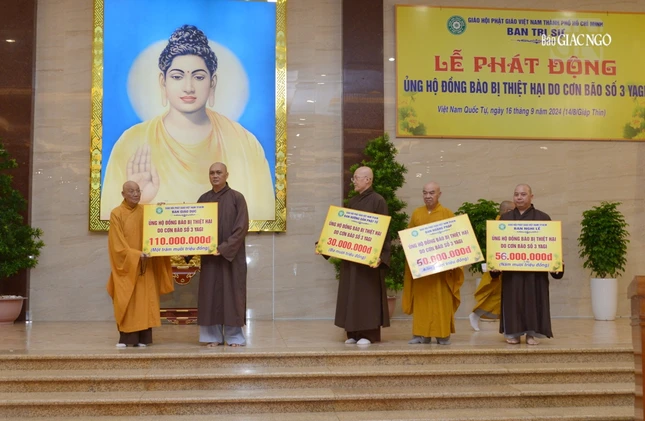 Chư tôn đức các ban chuyên môn trao bảng ủng hộ tại lễ phát động