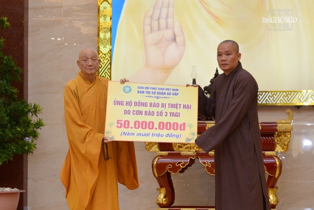 Ban Trị sự GHPGVN Q.Gò Vấp đóng góp quỹ cứu trợ của Ban Trị sự GHPGVN TP.HCM gửi đến đồng bào ảnh hưởng bão lũ lịt miền Bắc - Ảnh: Bảo Toàn