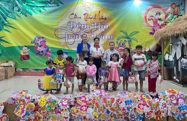 Các em thiếu nhi được vui Tết Trung thu tại chùa Thanh Lâm