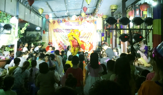 Chùa Minh Giác tổ chức Tết Trung thu cho thiếu nhi