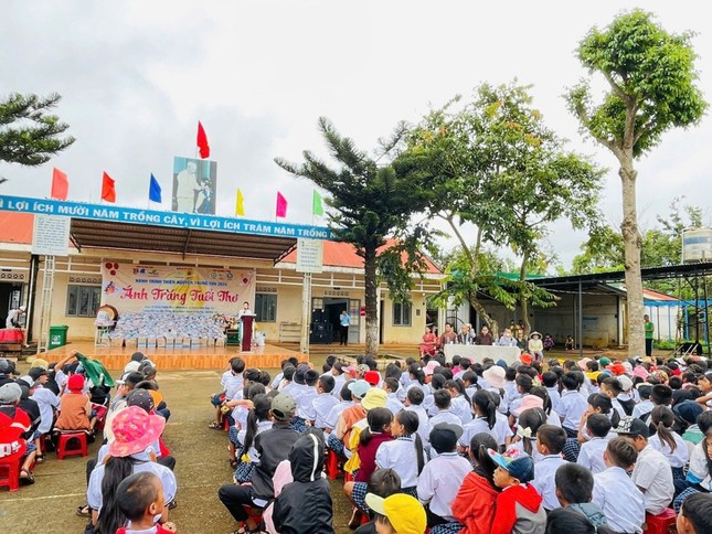 Các em học sinh đón Tết Trung thu