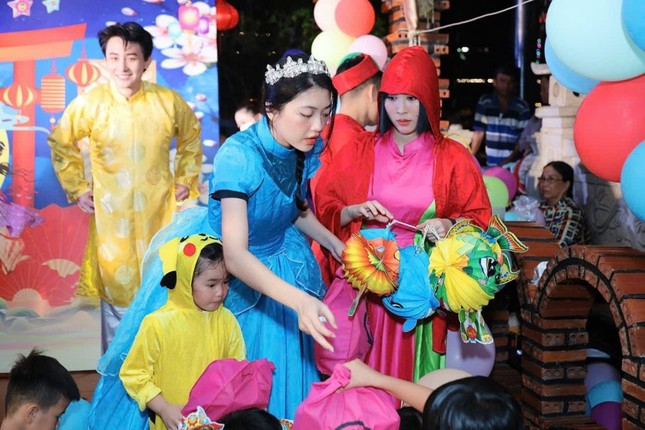 Trao lồng đèn trung thu