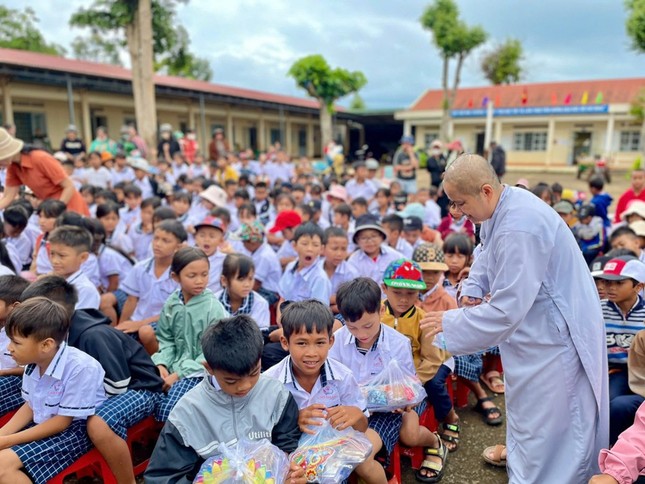 Ban Tổ chức trao quà cho học sinh, thiếu nhi