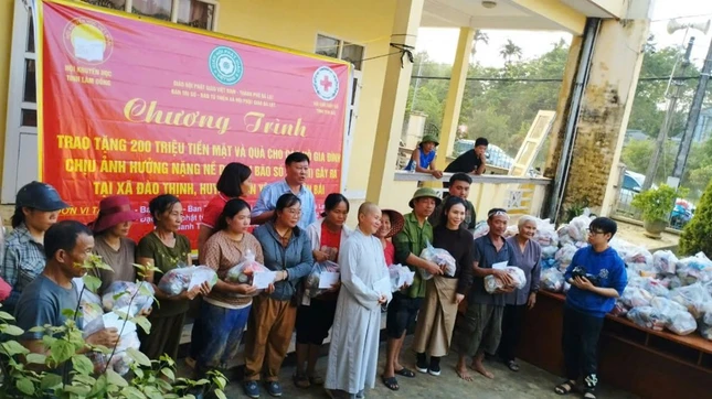 Đoàn của Ban Trị sự, Ban Từ thiện xã hội Phật giáo TP.Đà Lạt trao quà tại xã Đào Thịnh