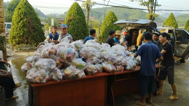 Quà được trao đến người dân xã Đào Thịnh, H.Trấn Yên