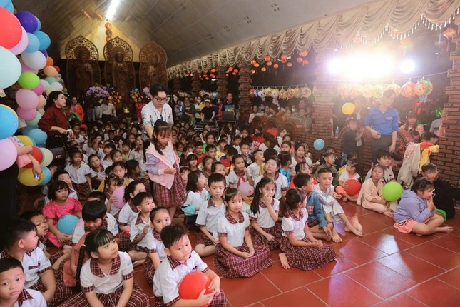 500 em các trường tiểu học và thiếu nhi địa phương vui Tết Trung thu