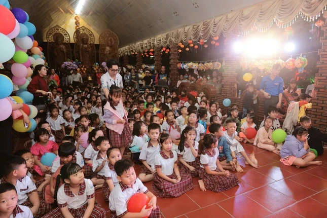 500 em các trường tiểu học và thiếu nhi địa phương vui Tết Trung thu