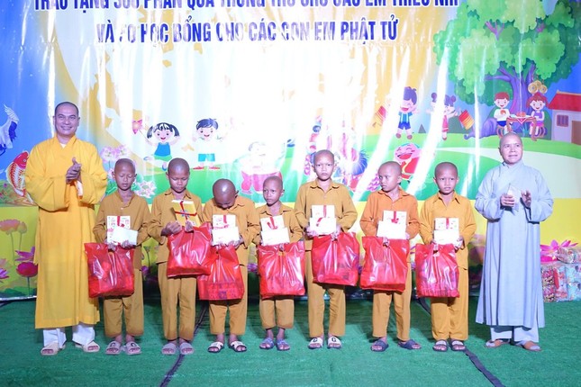 Trao quà, học bổng cho các học sinh người Khmer