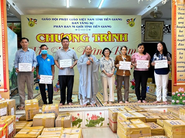 Ni trưởng Thích nữ Tịnh Nghiêm trao quà