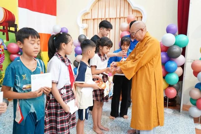 Hòa thượng Thích Thiện Nhẫn, Trưởng ban Trị sự Phật giáo H.Tân Phú Đông trao quà đến các cháu thiếu nhi Hòa thượng Thích Thiện Nhẫn, Trưởng ban Trị sự Phật giáo H.Tân Phú Đông trao quà đến các cháu thiếu nhi