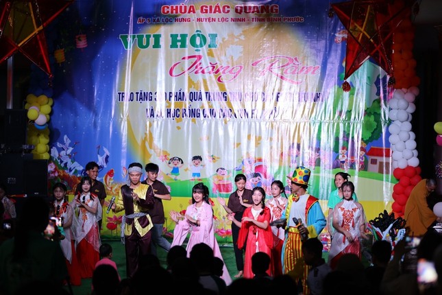 Các em được giao lưu chú hề, chú Cuội và chị Hằng