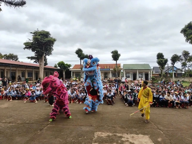 Múa lân sư rồng phục vụ học sinh