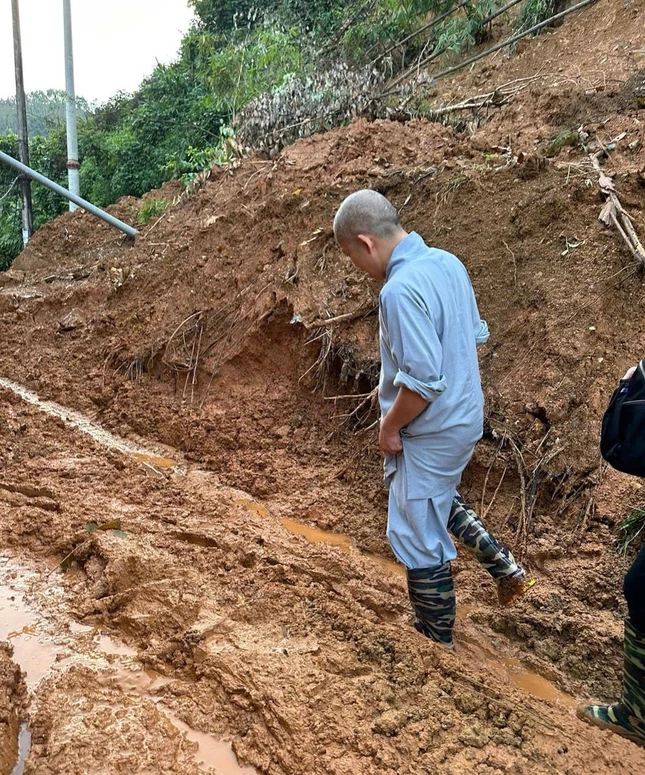 Con đường bị sạt lở đất, nhiều nơi nước vẫn chưa rút hết Con đường bị sạt lở đất, nhiều nơi nước vẫn chưa rút hết