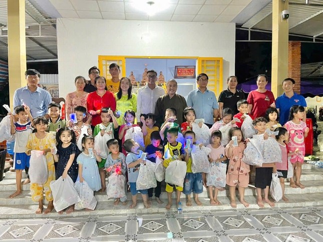 Trao quà cho các em thiếu nhi