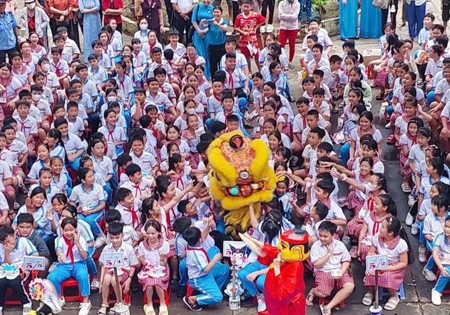 Các em thiếu nhi Trường Tiểu học TT.Thạnh Phú vui Tết Trung thu Các em thiếu nhi Trường Tiểu học TT.Thạnh Phú vui Tết Trung thu