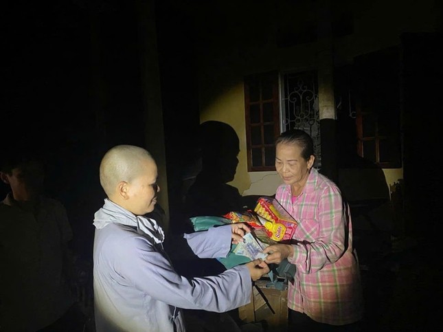 Tại các nơi, đại diện đoàn thăm hỏi sức khỏe và động viên bà con cố gắng vượt qua khó khăn, sớm ổn định cuộc sống