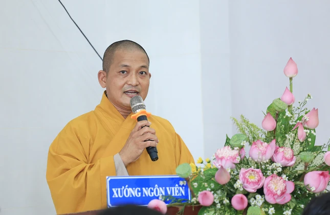 Đại đức Thích Lệ Duyên thông qua giấy chứng nhận đăng ký sinh hoạt tôn giáo tập trung Ngọc Viên theo quyết định số 698/GCN-UBND