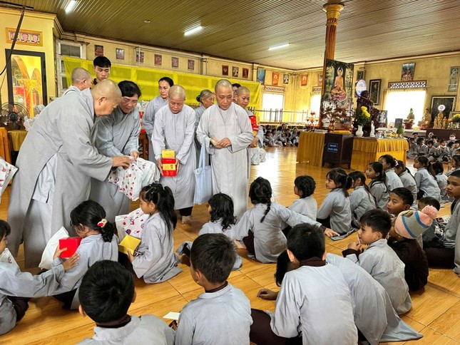 Ni trưởng trao quà đến các cháu tại TP.Gò Công