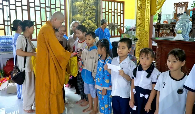 Đại đức Thích Trí Bảo trao quà trung thu đến các em thiếu nhi
