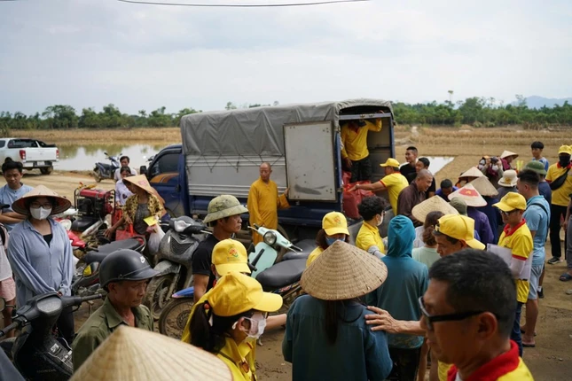 Bà con tỉnh Yên Bái nhận quà cứu trọ