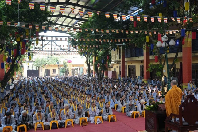 Thượng tọa Thích Minh Nhẫn có thời pháp thoại tại đạo tràng